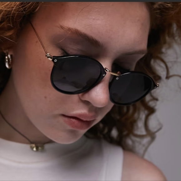 Topshop plastic round sunglasses in black - Picture 3 of 11